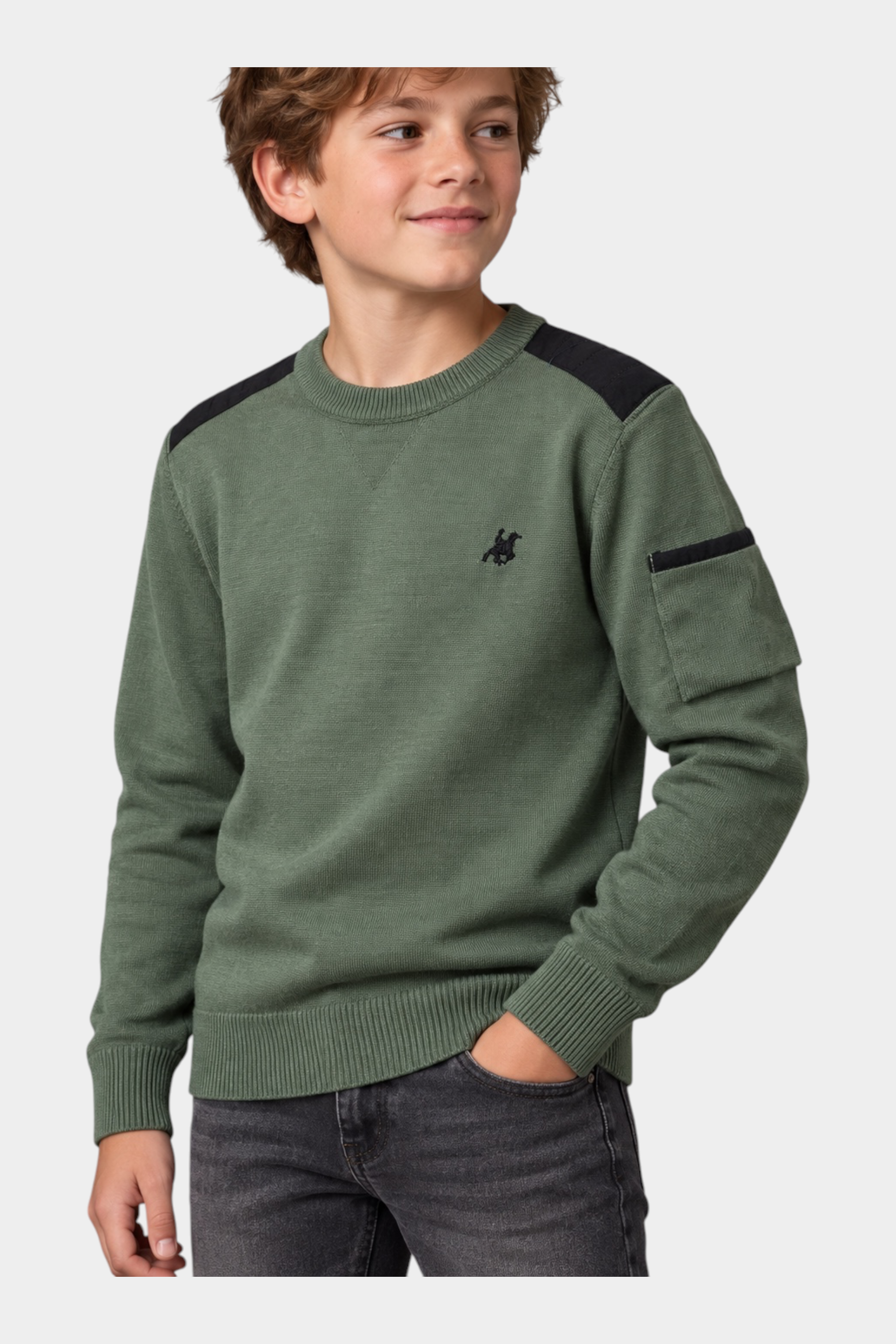 Ragazzo indossa maglia girocollo verde Follower SRL con logo iconico, dettagli neri sulle spalle e tasca sulla manica