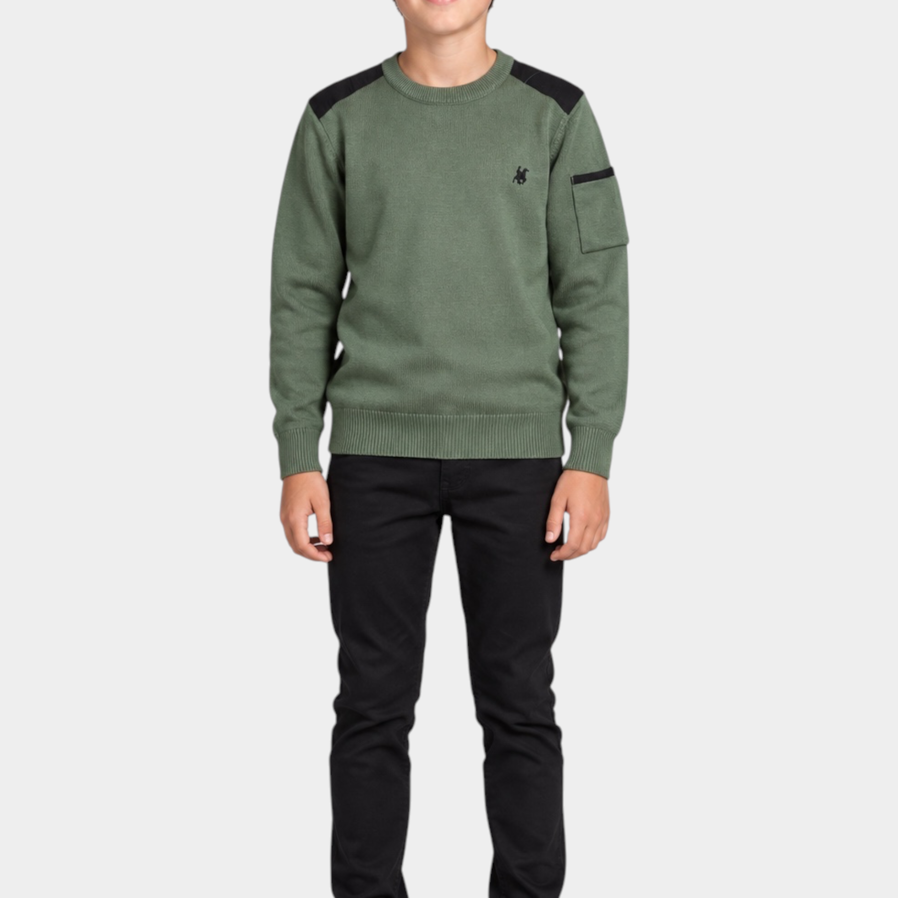 Ragazzo indossa maglia girocollo verde Follower SRL con dettagli neri sulle spalle e logo iconico sul petto