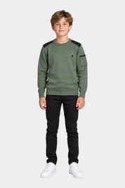 Ragazzo indossa maglia girocollo verde Follower SRL con dettagli neri sulle spalle e logo iconico sul petto