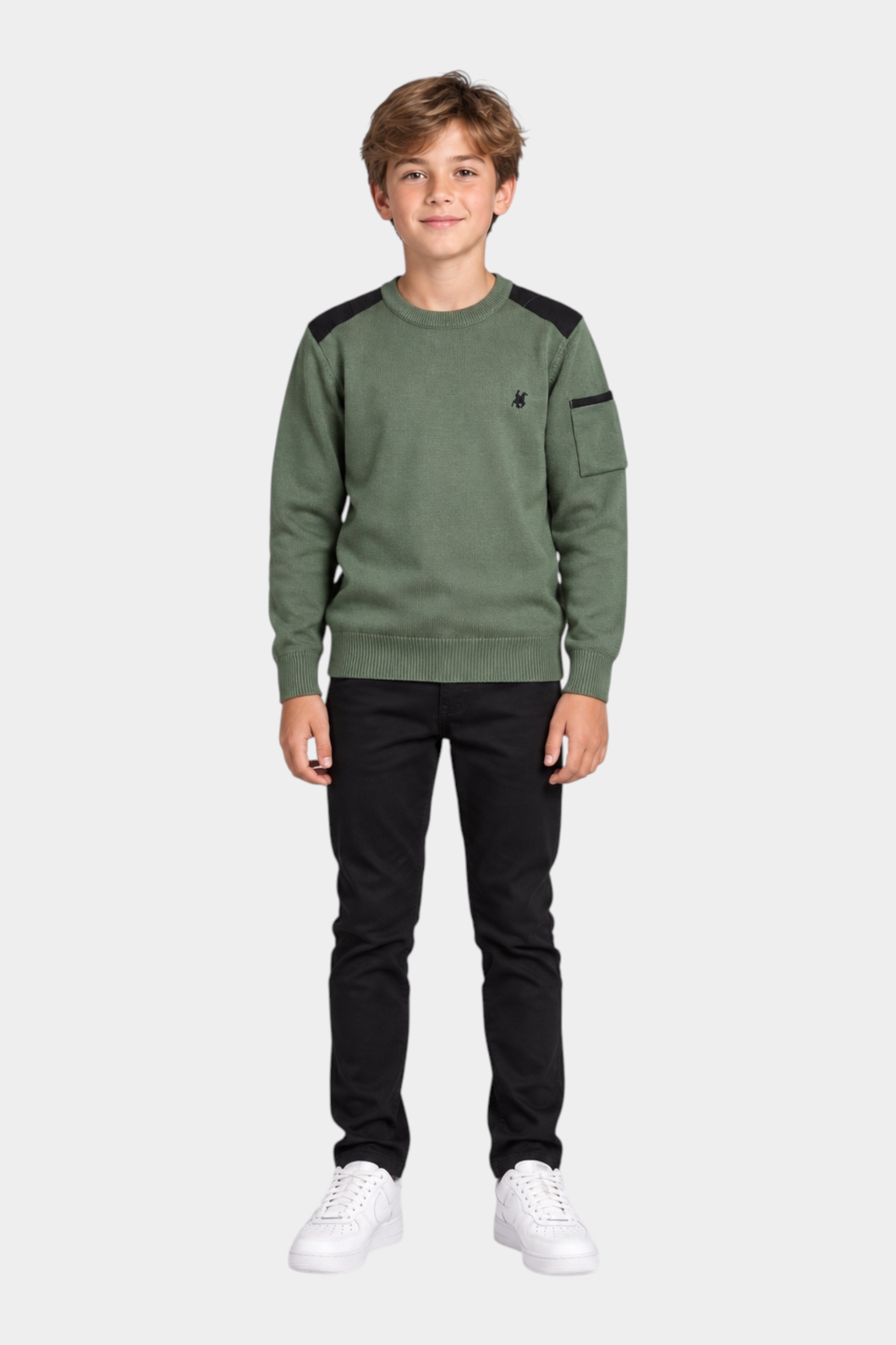 Ragazzo indossa maglia girocollo verde Follower SRL con dettagli neri sulle spalle e logo iconico sul petto