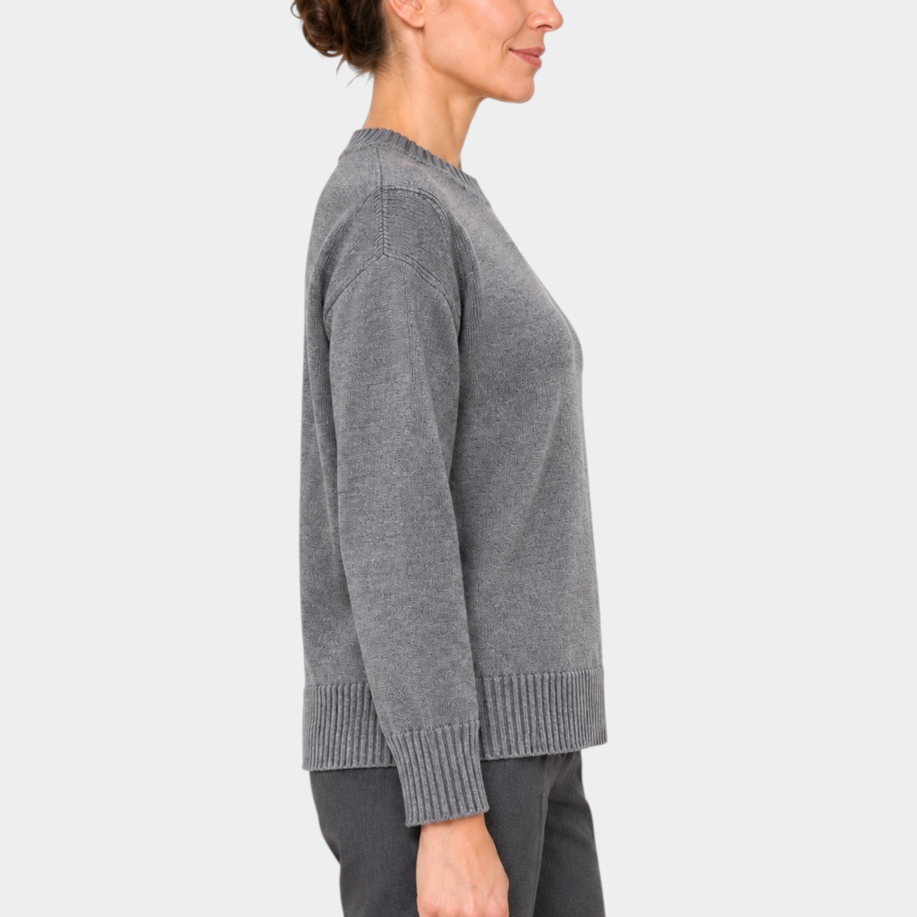 Modella indossa maglia girocollo grigia boxy fit in filo di Follower SRL, vista laterale su sfondo bianco