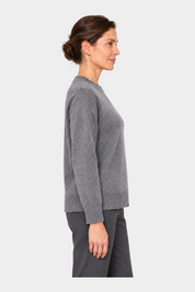 Modella indossa maglia girocollo grigia boxy fit in filo di Follower SRL, vista laterale su sfondo bianco