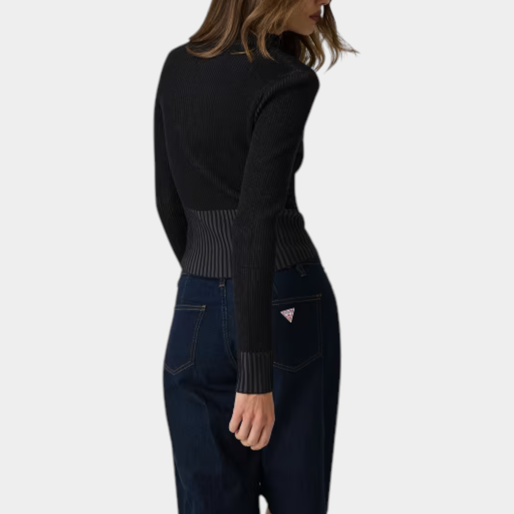 Maglia full zip Follower SRL in misto lana grigia con lavorazione a coste indossata da una modella