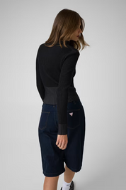 Maglia full zip Follower SRL in misto lana grigia con lavorazione a coste indossata da una modella