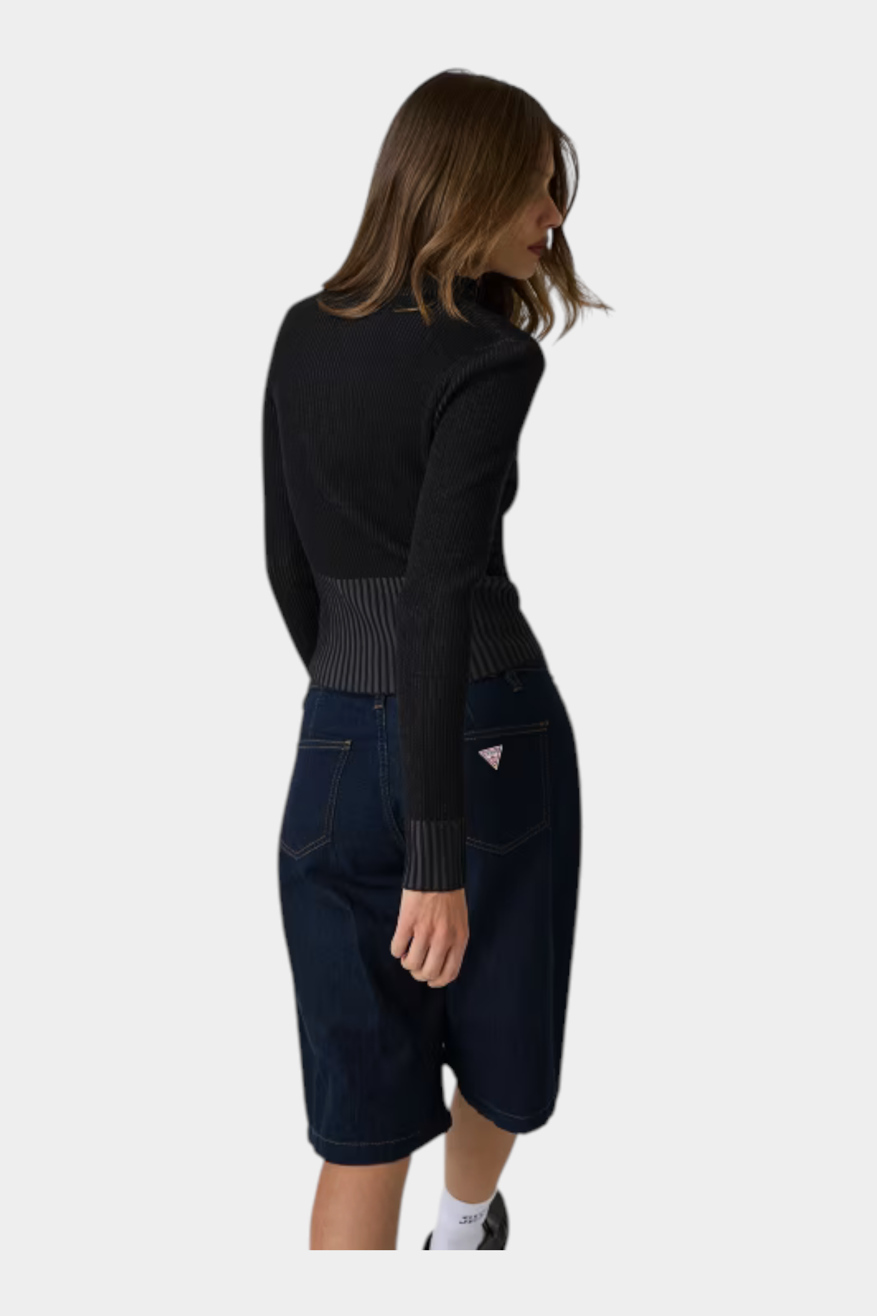Maglia full zip Follower SRL in misto lana grigia con lavorazione a coste indossata da una modella