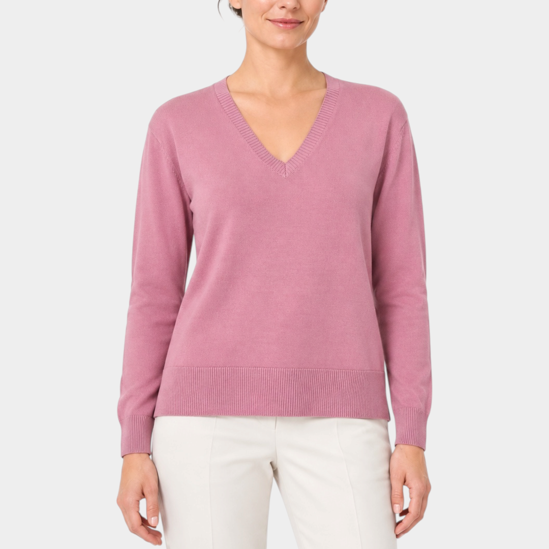 Maglia Follower SRL lilla con scollo a V e vestibilità boxy indossata da una donna su sfondo bianco