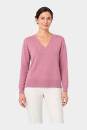 Maglia Follower SRL lilla con scollo a V e vestibilità boxy indossata da una donna su sfondo bianco