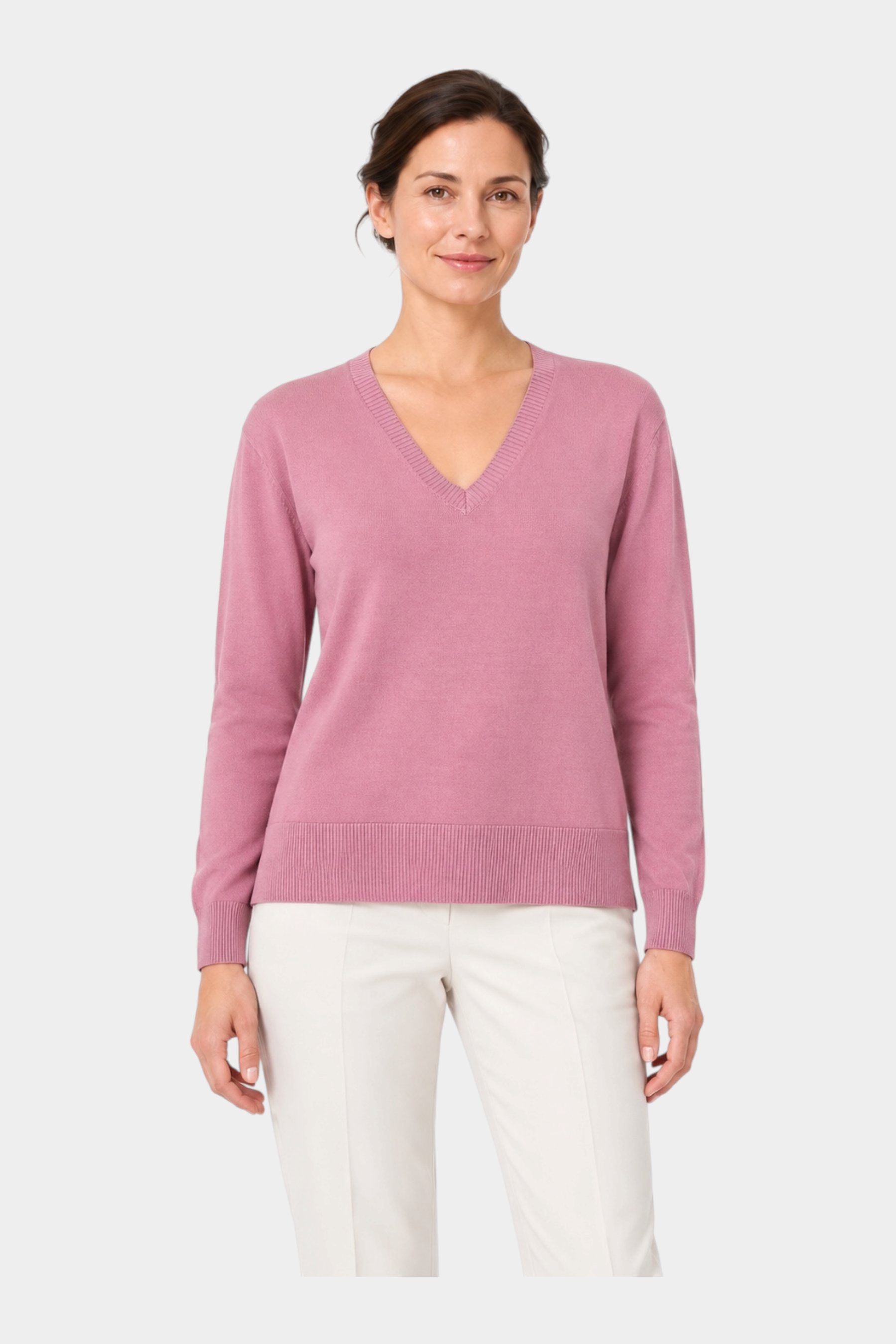 Maglia Follower SRL lilla con scollo a V e vestibilità boxy indossata da una donna su sfondo bianco