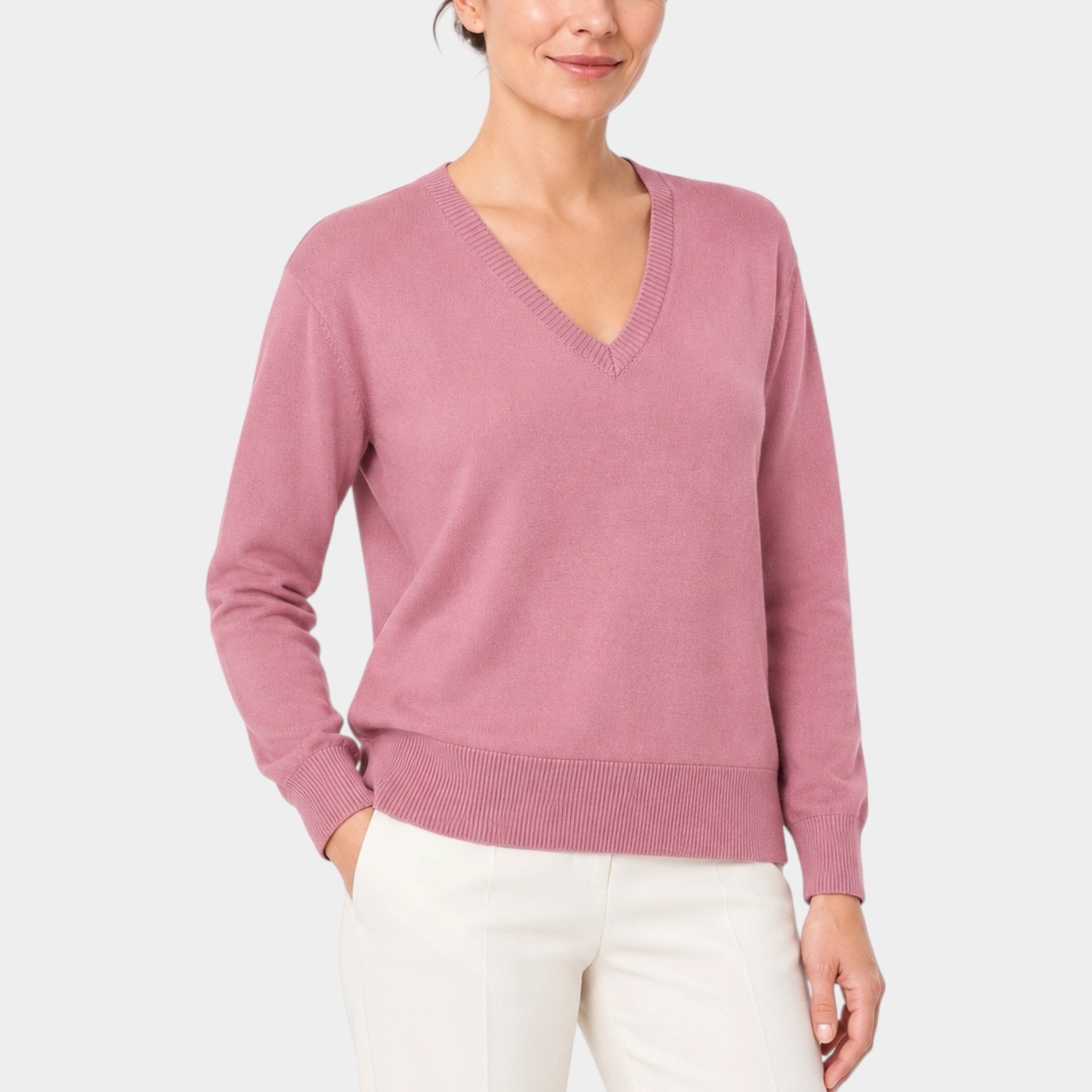 Donna che indossa una maglia Follower SRL lilla con scollo a V e vestibilità boxy, abbinata a pantaloni chiari