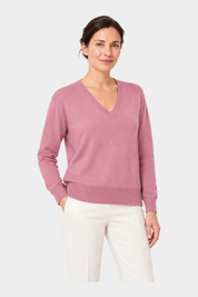 Donna che indossa una maglia Follower SRL lilla con scollo a V e vestibilità boxy, abbinata a pantaloni chiari