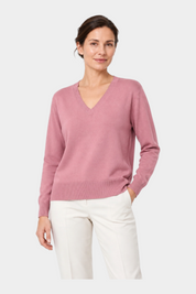 Modella indossa maglia Follower SRL lilla con scollo a V e vestibilità boxy fit su sfondo bianco