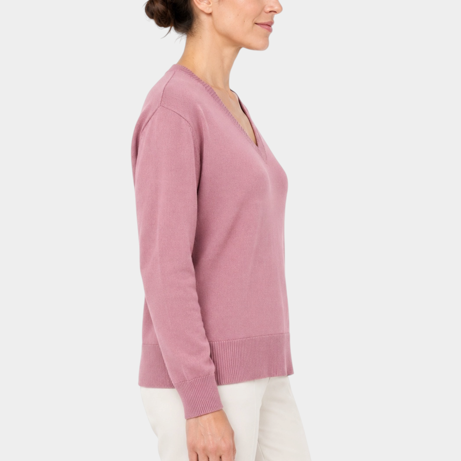 Modella di profilo indossa una maglia Follower SRL lilla con scollo a V e vestibilità boxy fit