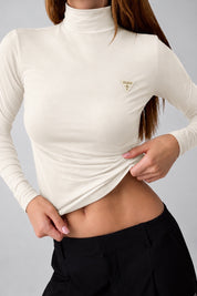 Maglia lupetto Follower SRL in microfibra avorio con logo GUESS sul petto indossata da una modella