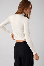 Modella indossa maglia lupetto a maniche lunghe in microfibra color avorio di Follower SRL, vista posteriore