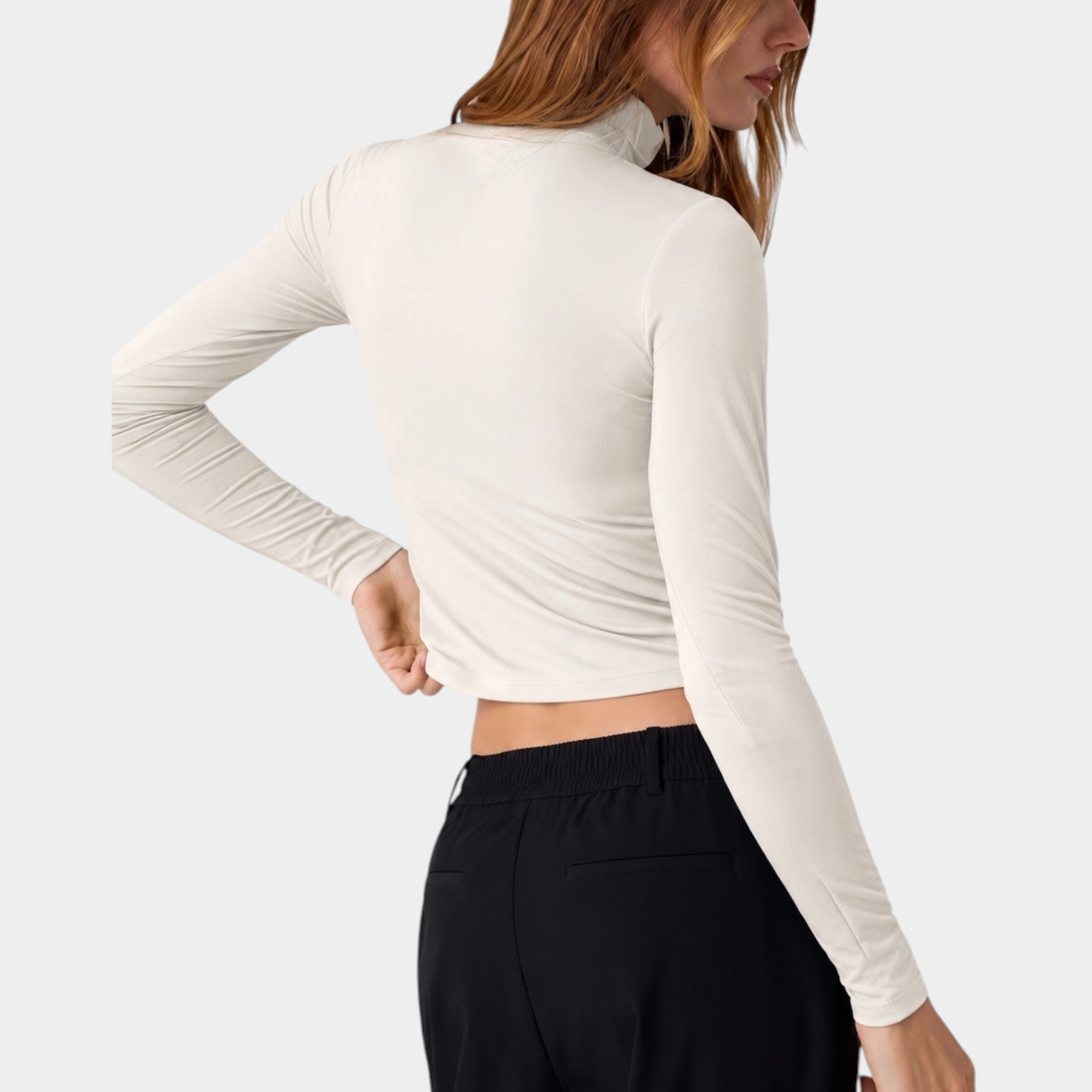 Modella indossa maglia lupetto a maniche lunghe in microfibra color avorio di Follower SRL, vista posteriore