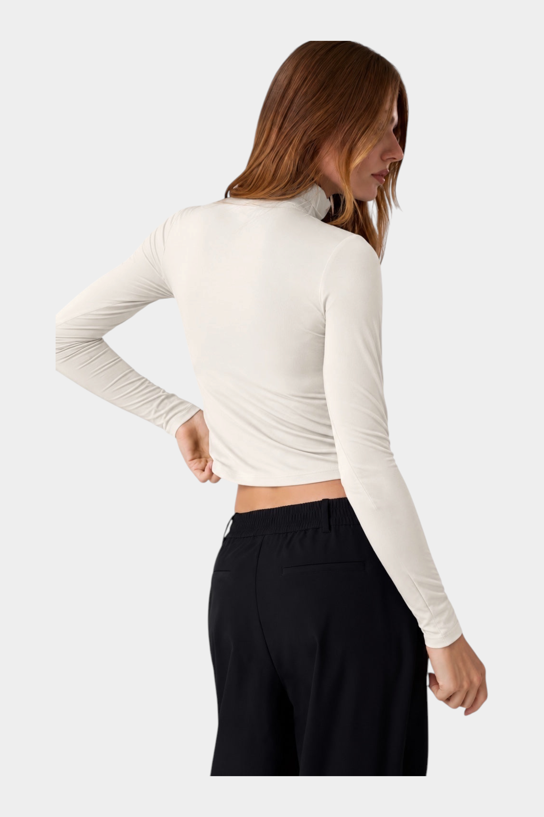 Modella indossa maglia lupetto a maniche lunghe in microfibra color avorio di Follower SRL, vista posteriore