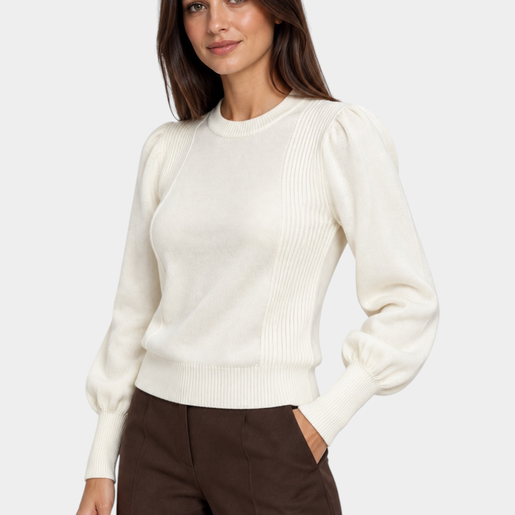 Modella indossa maglia lupetto Follower SRL color avorio con maniche a sbuffo e dettagli a coste