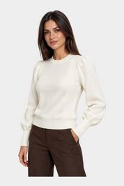 Modella indossa maglia lupetto Follower SRL color avorio con maniche a sbuffo e dettagli a coste