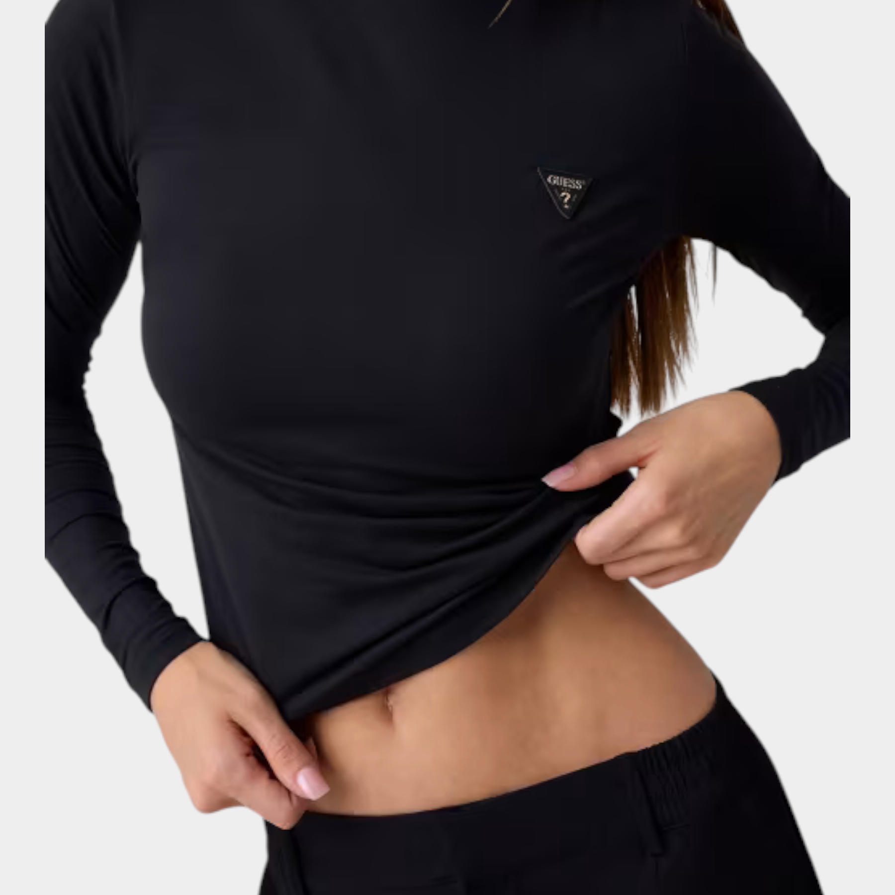 Maglia lupetto nera in microfibra GUESS indossata da una modella, con logo triangolare sul petto, Follower SRL