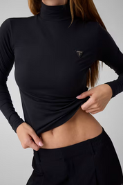 Maglia lupetto nera in microfibra GUESS indossata da una modella, con logo triangolare sul petto, Follower SRL