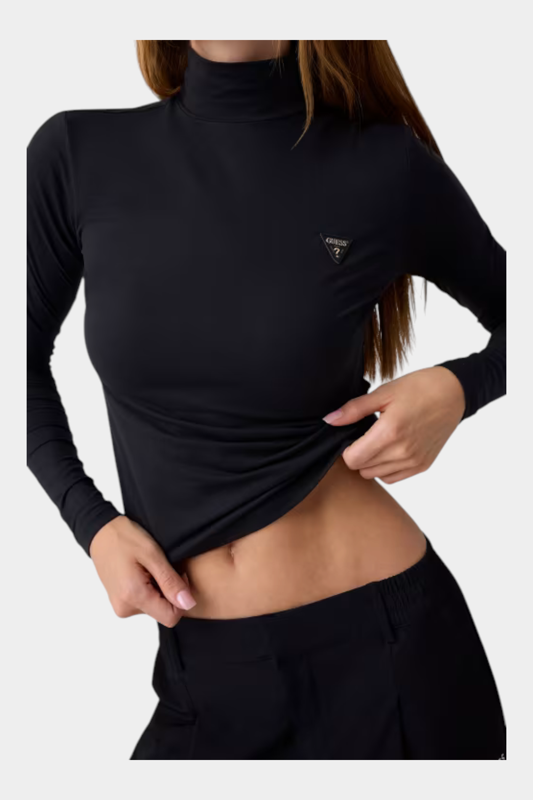 Maglia lupetto nera in microfibra GUESS indossata da una modella, con logo triangolare sul petto, Follower SRL