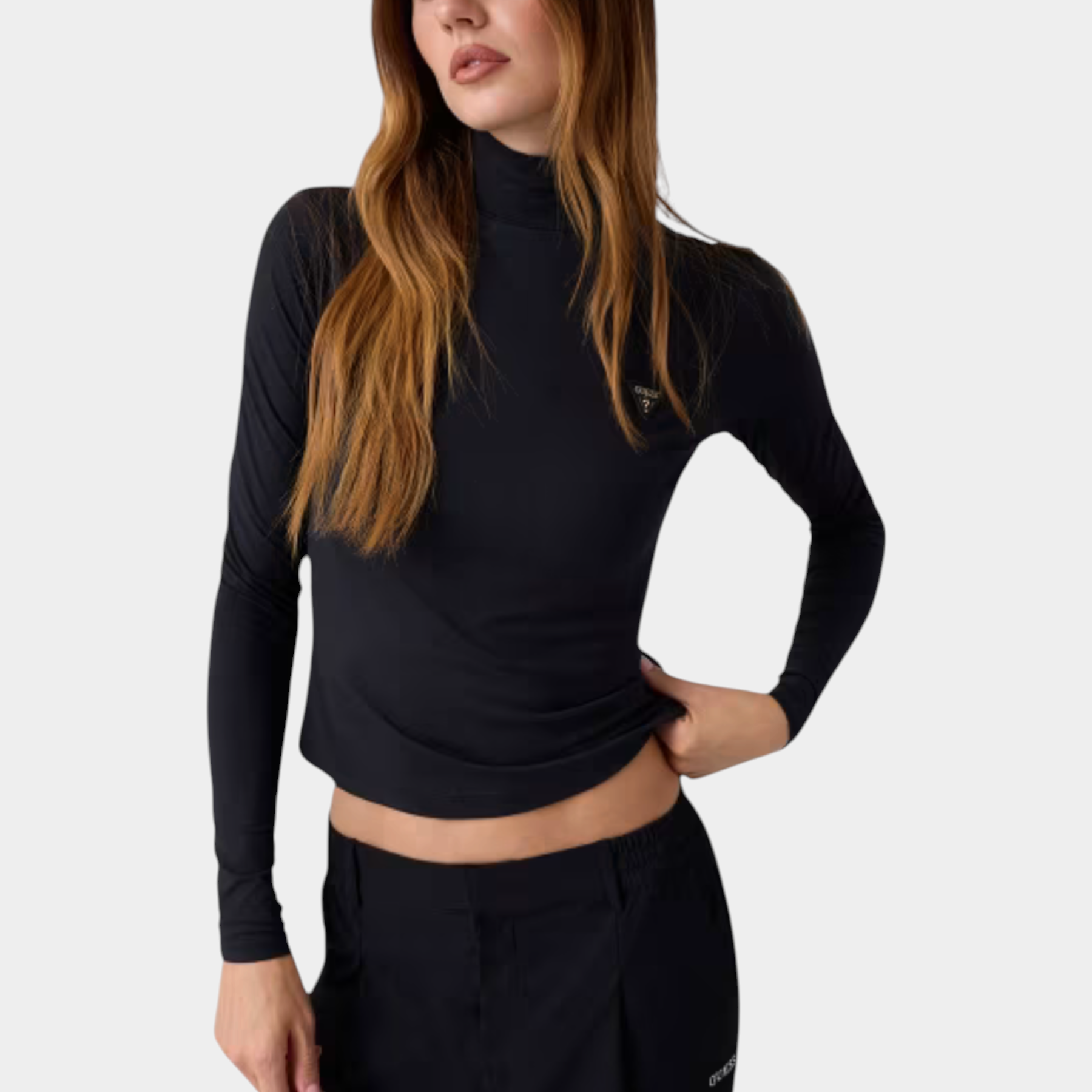 Modella indossa maglia lupetto nera in microfibra GUESS di Follower SRL con logo sul petto