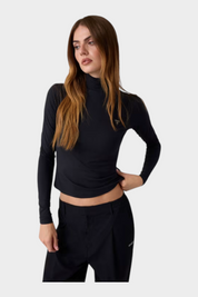 Modella indossa maglia lupetto nera in microfibra GUESS di Follower SRL con logo sul petto