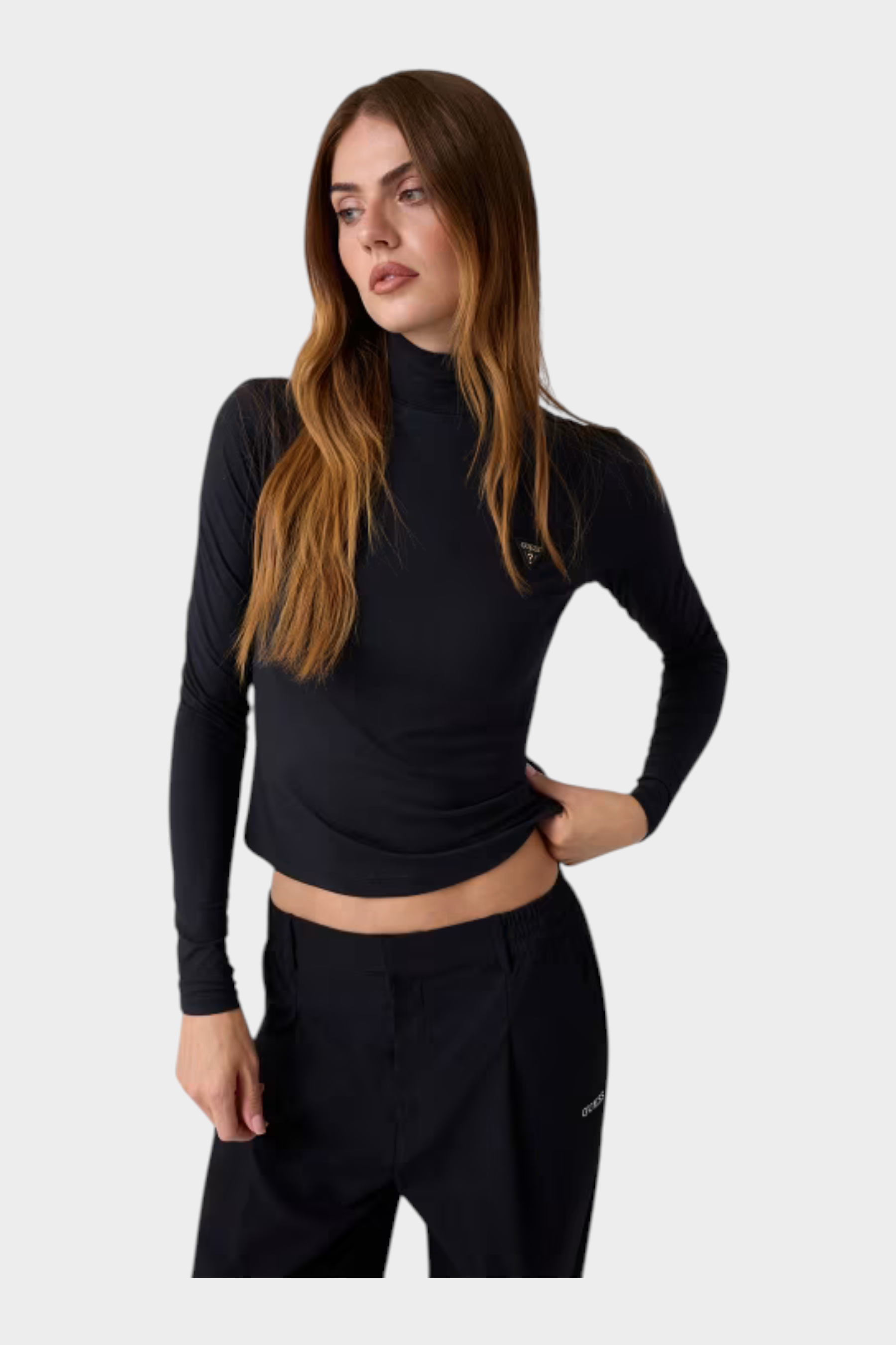 Modella indossa maglia lupetto nera in microfibra GUESS di Follower SRL con logo sul petto