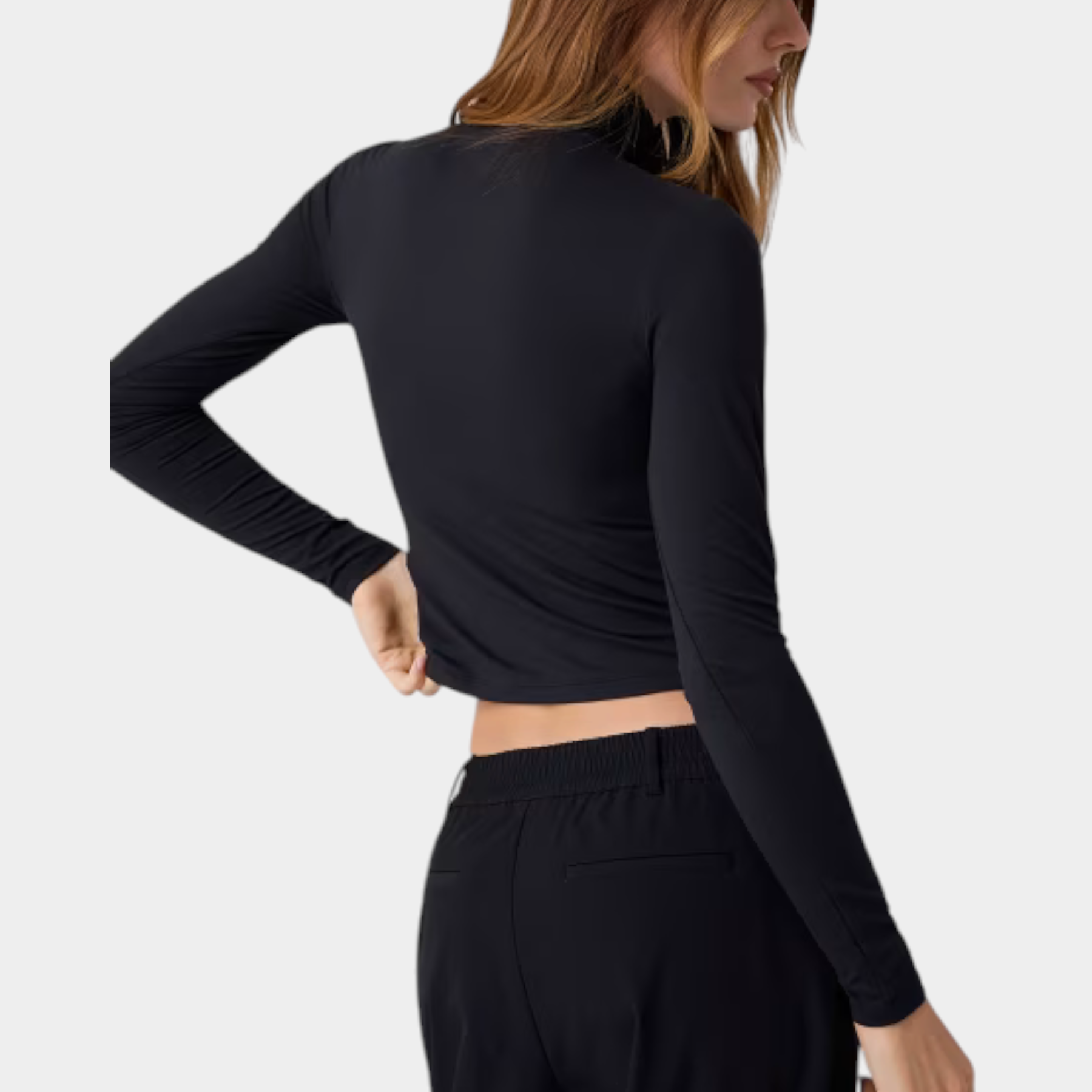 Modella indossa maglia lupetto nera in microfibra a maniche lunghe di Follower SRL, vista posteriore