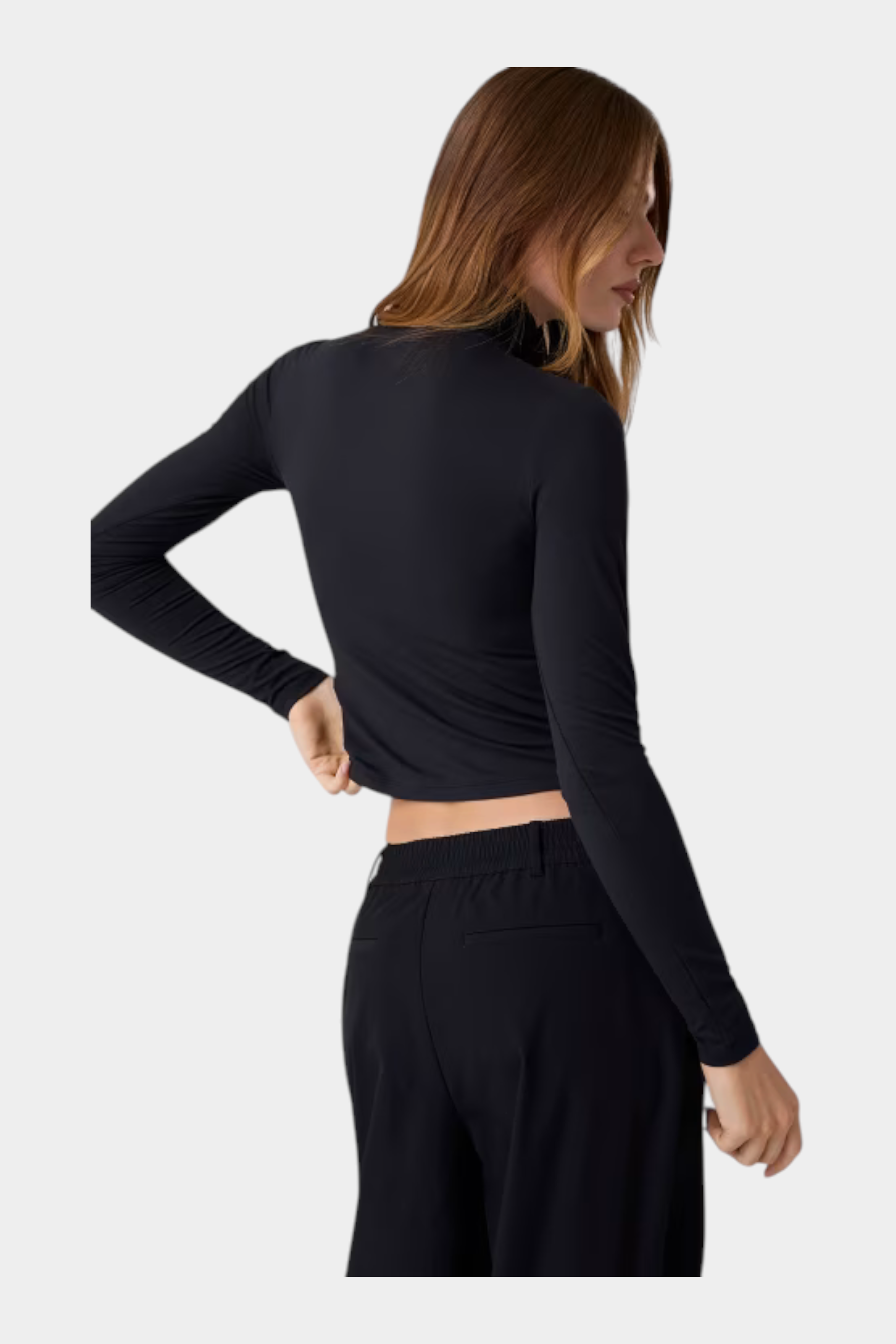 Modella indossa maglia lupetto nera in microfibra a maniche lunghe di Follower SRL, vista posteriore