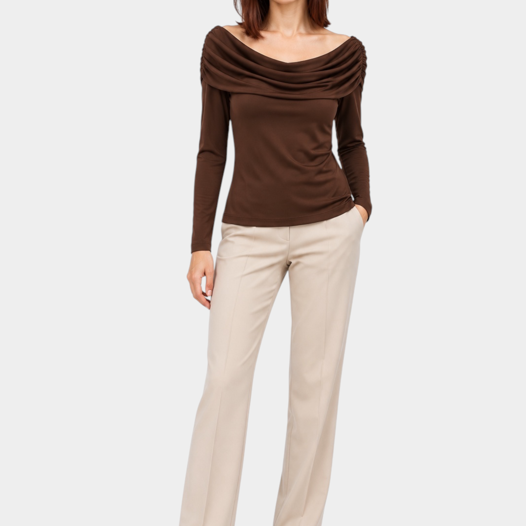 Modella indossa maglia marrone Follower SRL con scollo a barca drappeggiato e maniche lunghe, abbinata a pantaloni beige