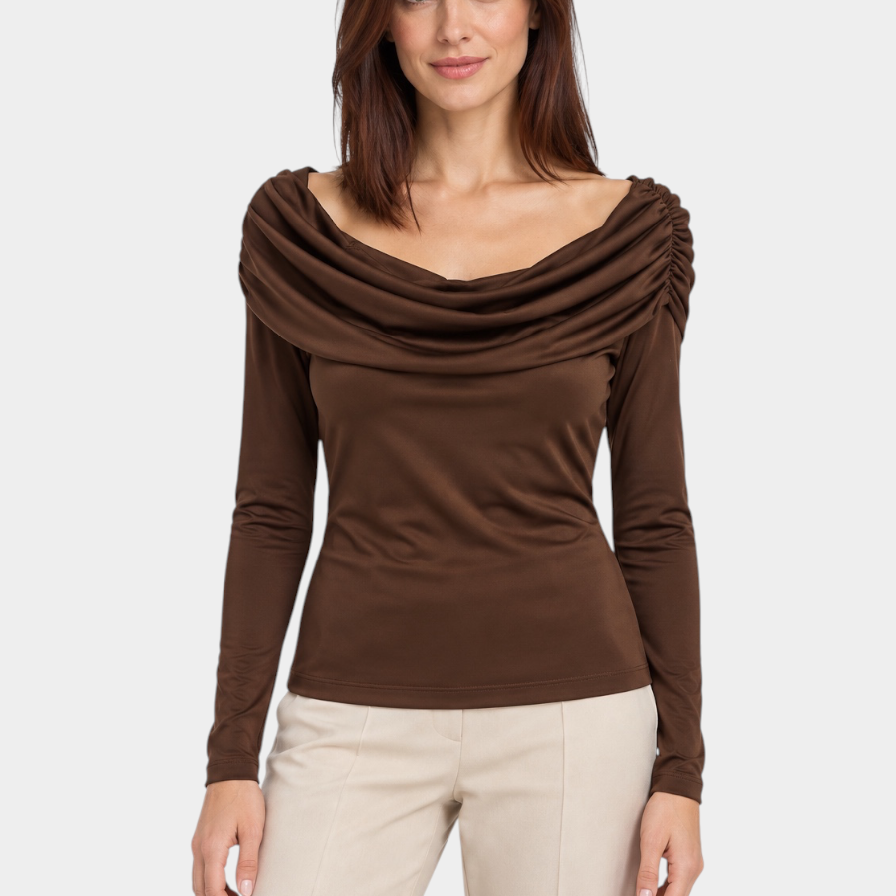 Modella indossa una maglia marrone Follower SRL con scollo a barca drappeggiato e maniche lunghe
