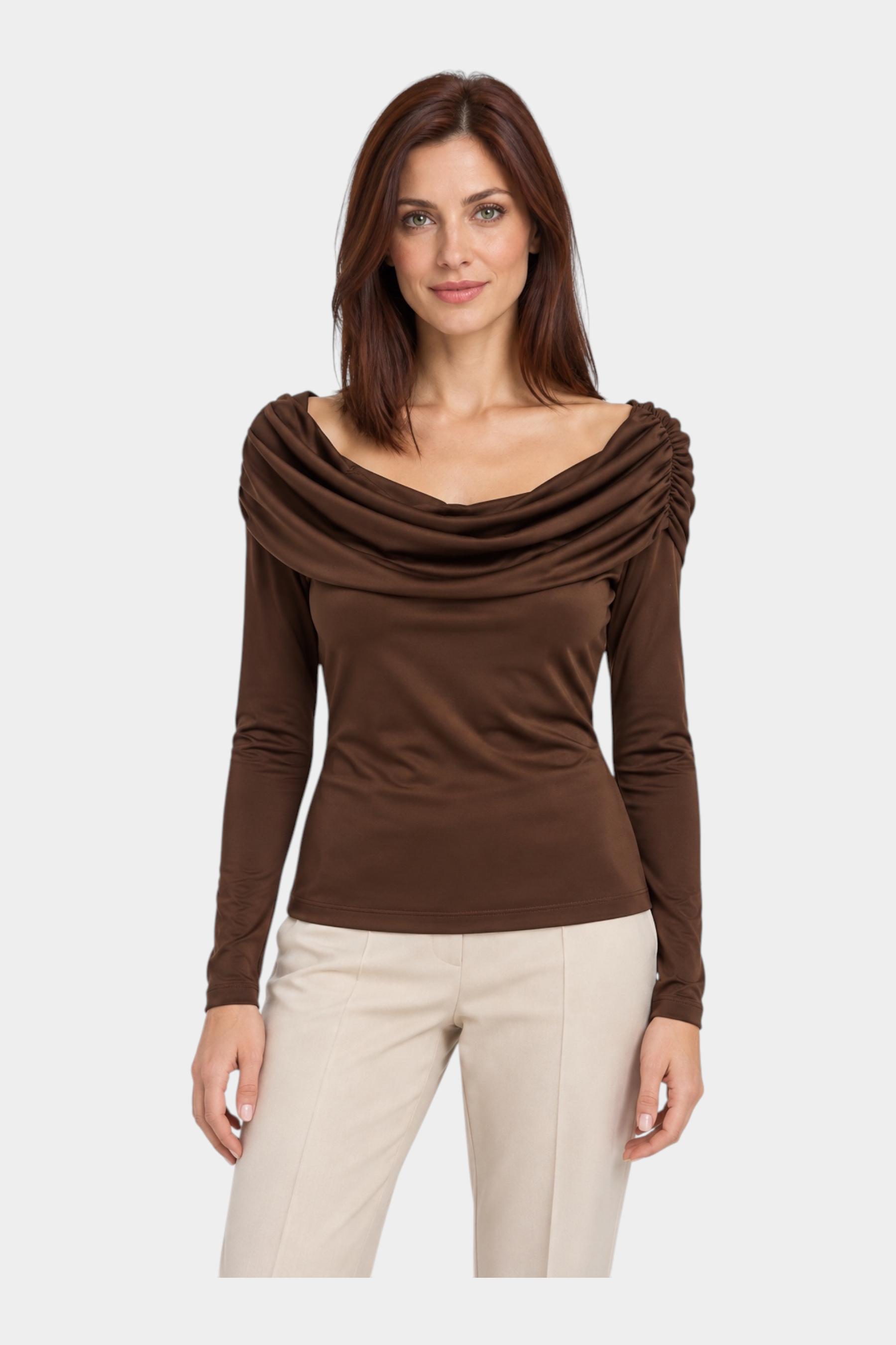 Modella indossa una maglia marrone Follower SRL con scollo a barca drappeggiato e maniche lunghe