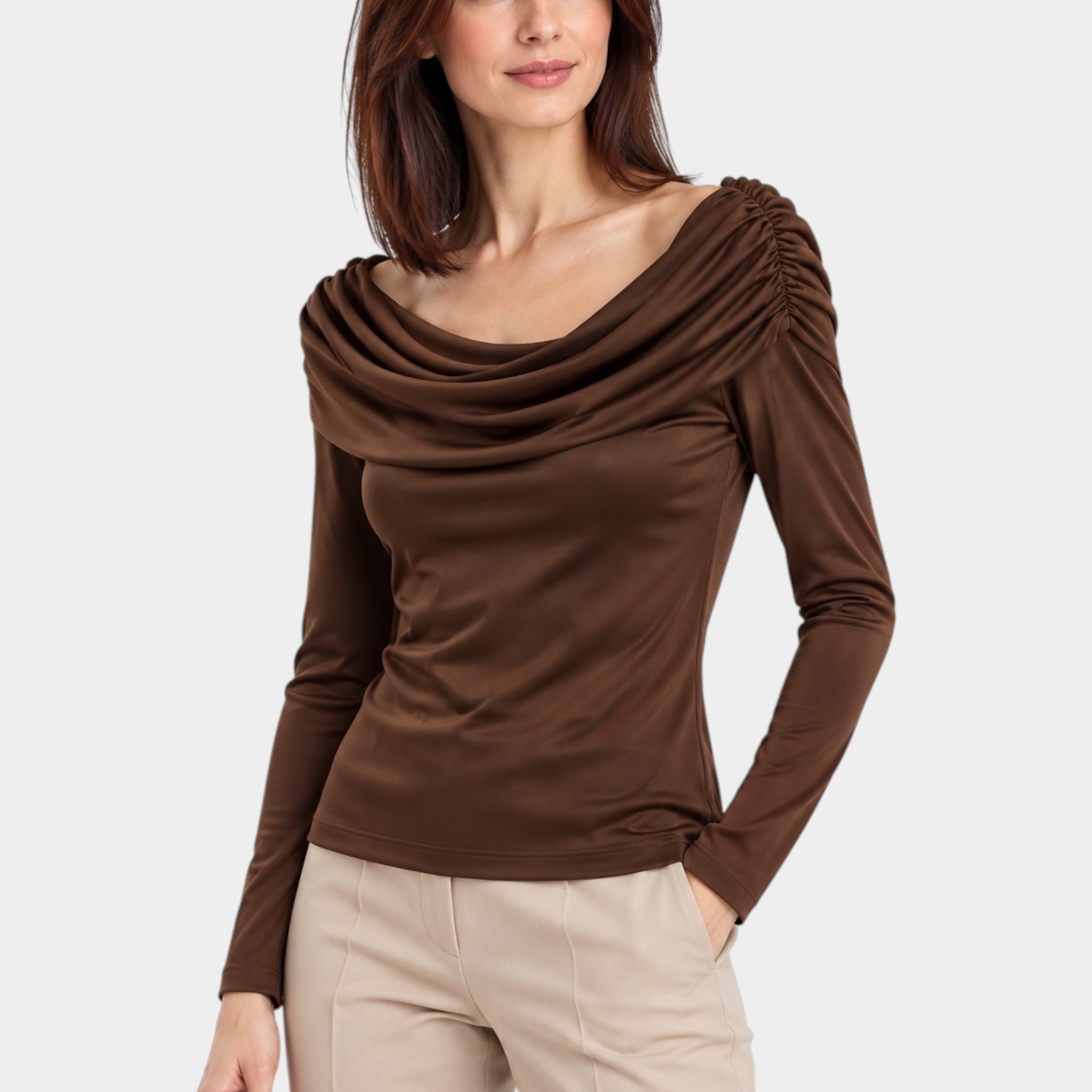 Maglia marrone Follower SRL con scollo a barca drappeggiato e maniche lunghe indossata da una modella