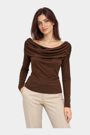 Modella indossa una maglia marrone Follower SRL con scollo a barca drappeggiato e maniche lunghe