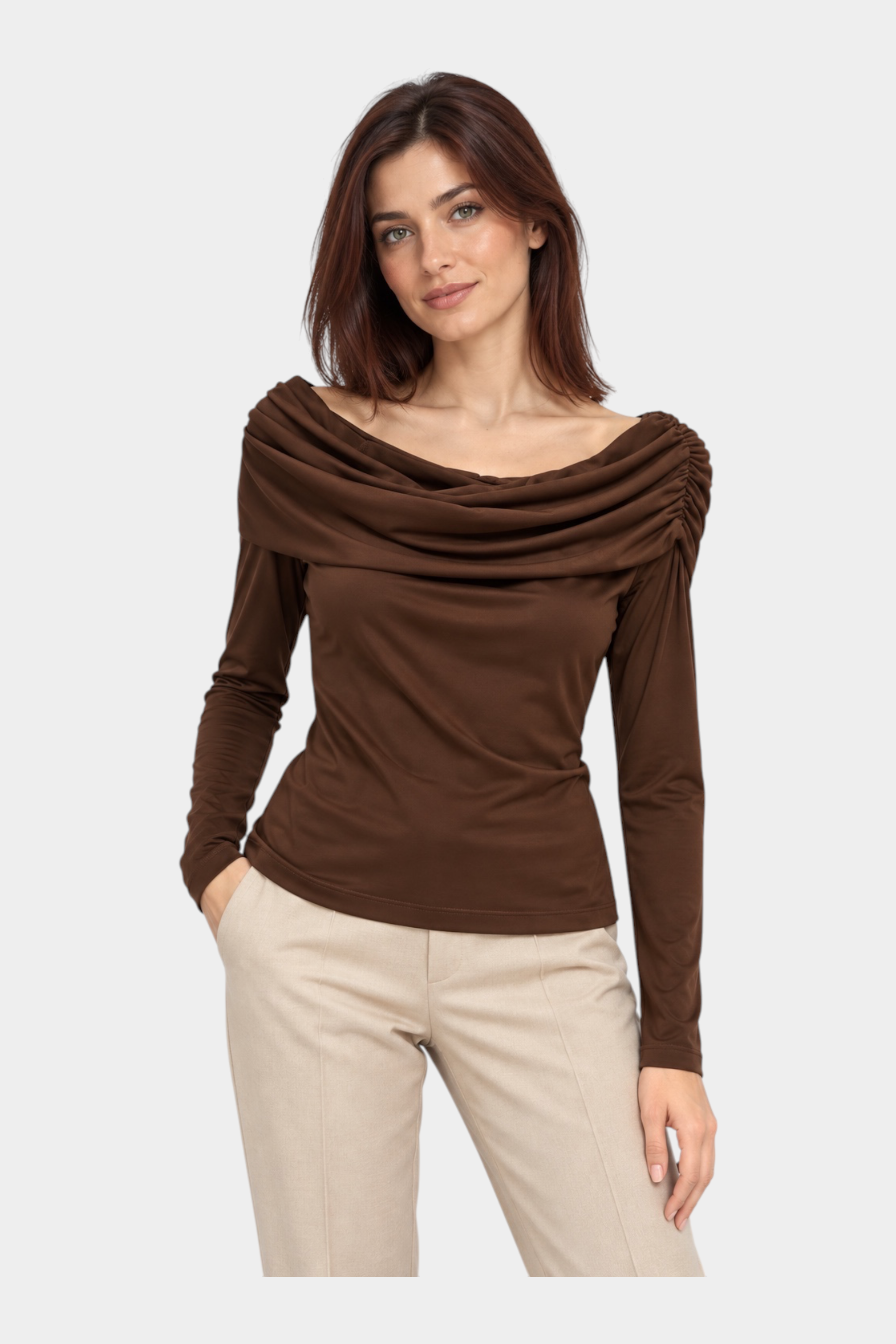 Modella indossa una maglia marrone Follower SRL con scollo a barca drappeggiato e maniche lunghe