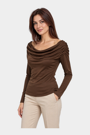 Modella indossa una maglia marrone Follower SRL con scollo a barca drappeggiato e maniche lunghe