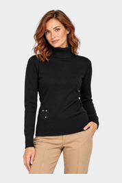 Modella indossa maglia a collo alto nera Follower SRL in filo con dettaglio decorativo sul fianco