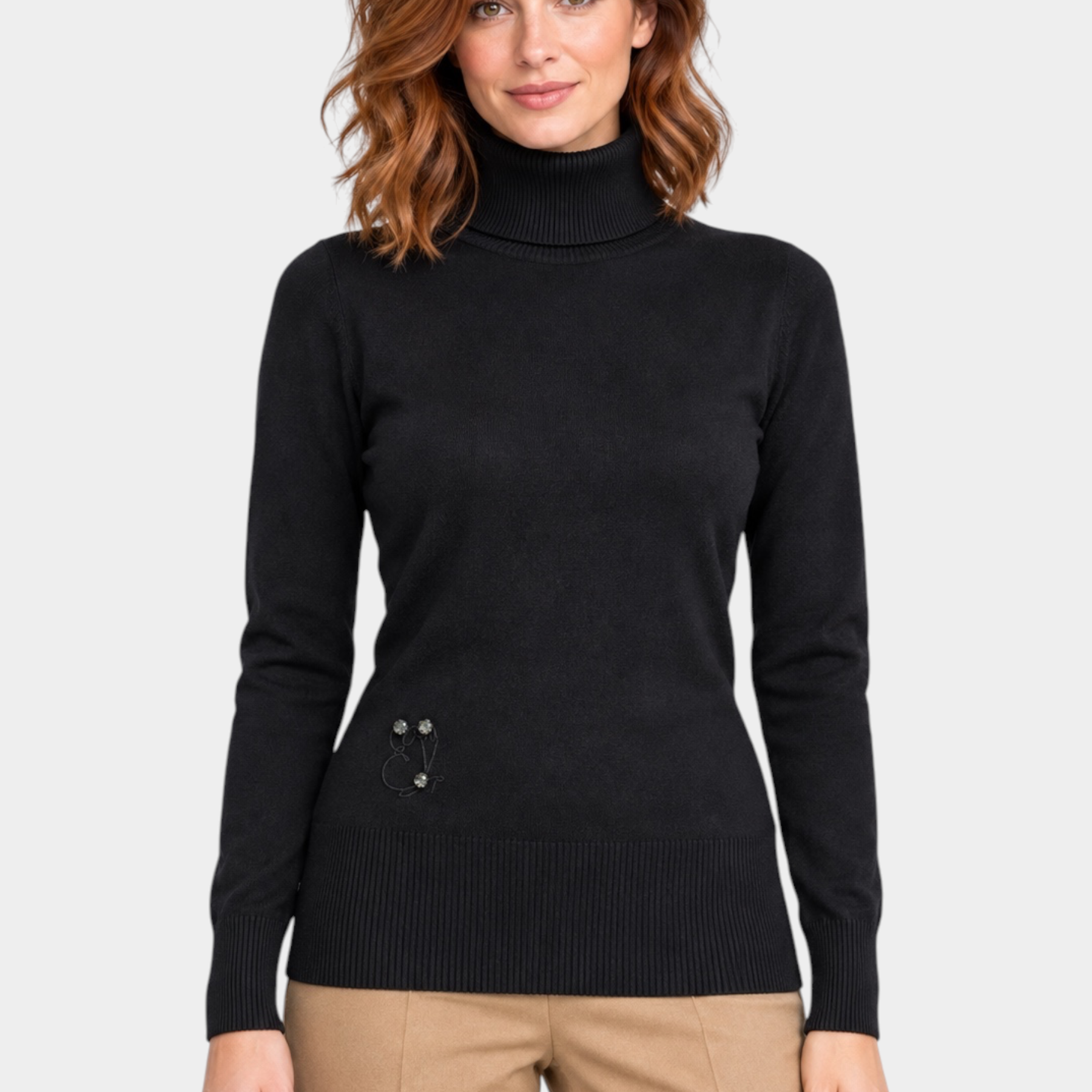 Maglia a collo alto nera Follower SRL in filo con dettaglio decorativo applicato indossata da una modella