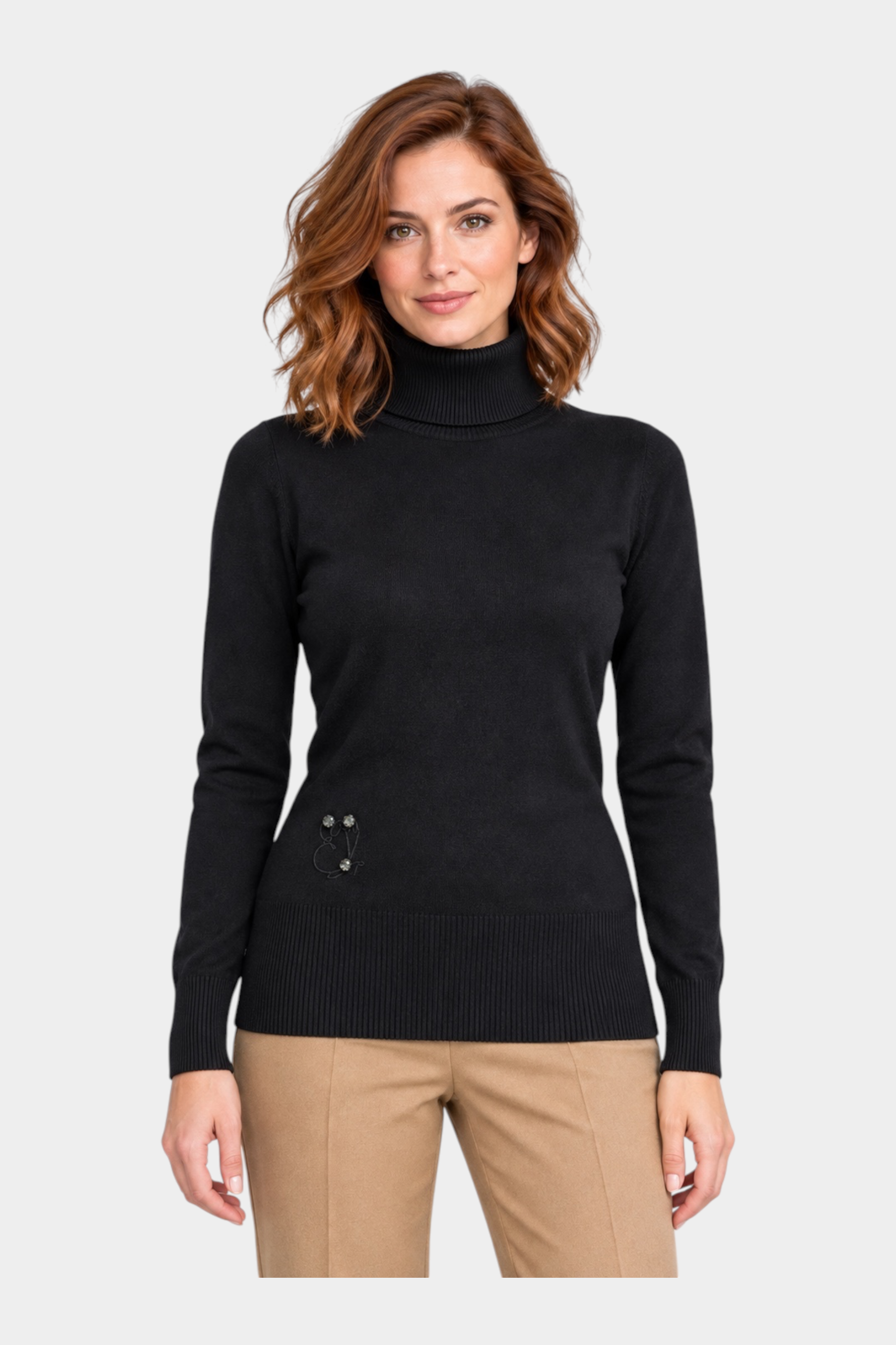Maglia a collo alto nera Follower SRL in filo con dettaglio decorativo applicato indossata da una modella