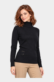 Modella indossa maglia a collo alto nera Follower SRL in filo con dettagli decorativi sul fianco