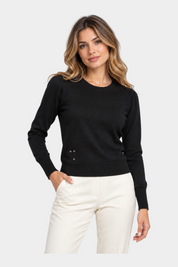 Modella indossa maglia in filo nera a girocollo Follower SRL con dettagli decorativi sul fianco