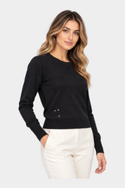 Modella indossa maglia in filo nera Follower SRL a girocollo con dettaglio decorativo sul fianco