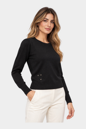 Modella indossa maglia in filo nera Follower SRL con girocollo, maniche lunghe e dettaglio floreale decorativo