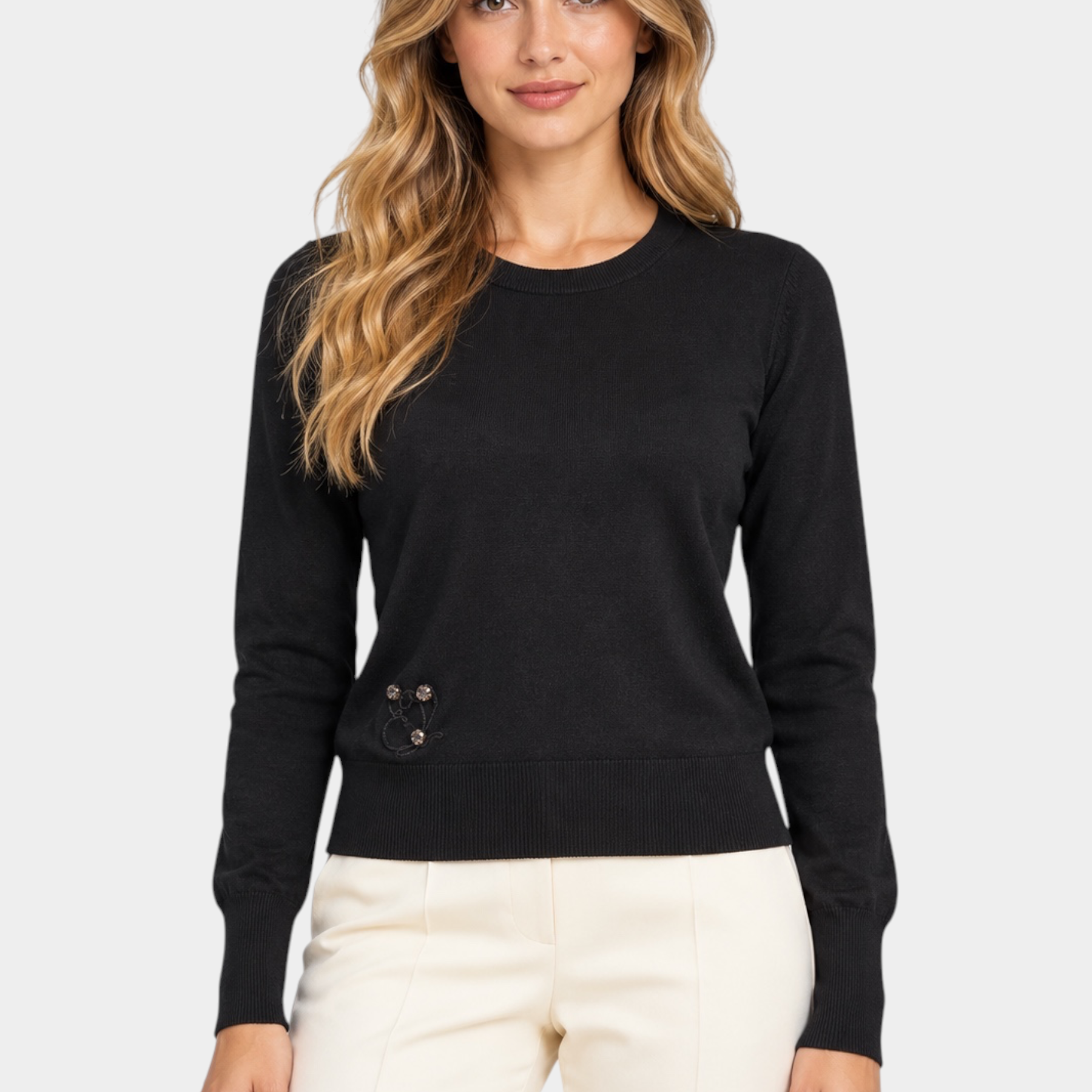 Maglia nera in filo Follower SRL con girocollo e dettaglio decorativo applicato sul fianco indossata da una modella
