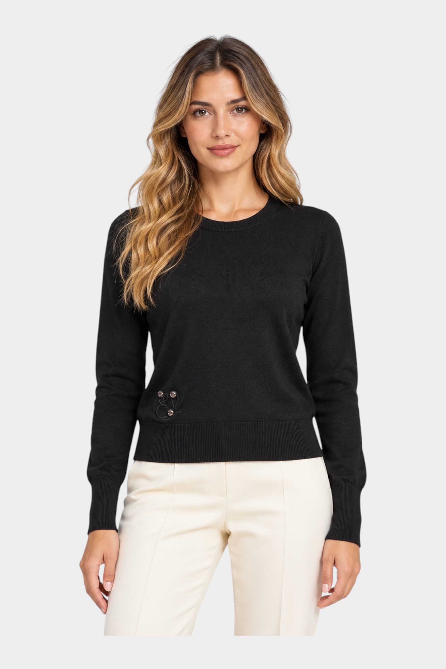 Maglia nera in filo Follower SRL con girocollo e dettaglio decorativo applicato sul fianco indossata da una modella