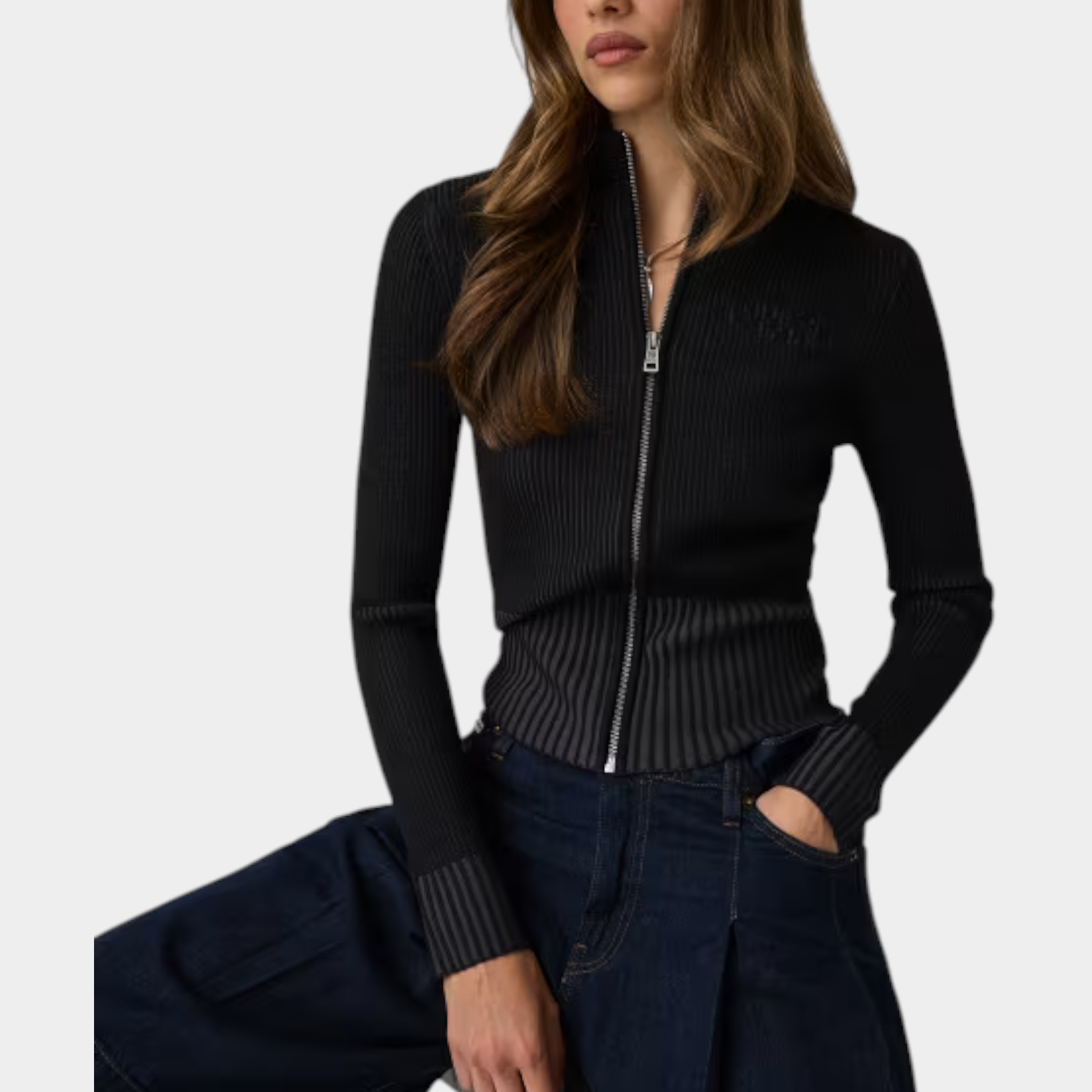 Modella indossa maglia full zip nera a coste Follower SRL in misto lana con vestibilità aderente e maniche lunghe