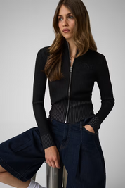 Modella indossa maglia full zip nera a coste Follower SRL in misto lana con vestibilità aderente e maniche lunghe
