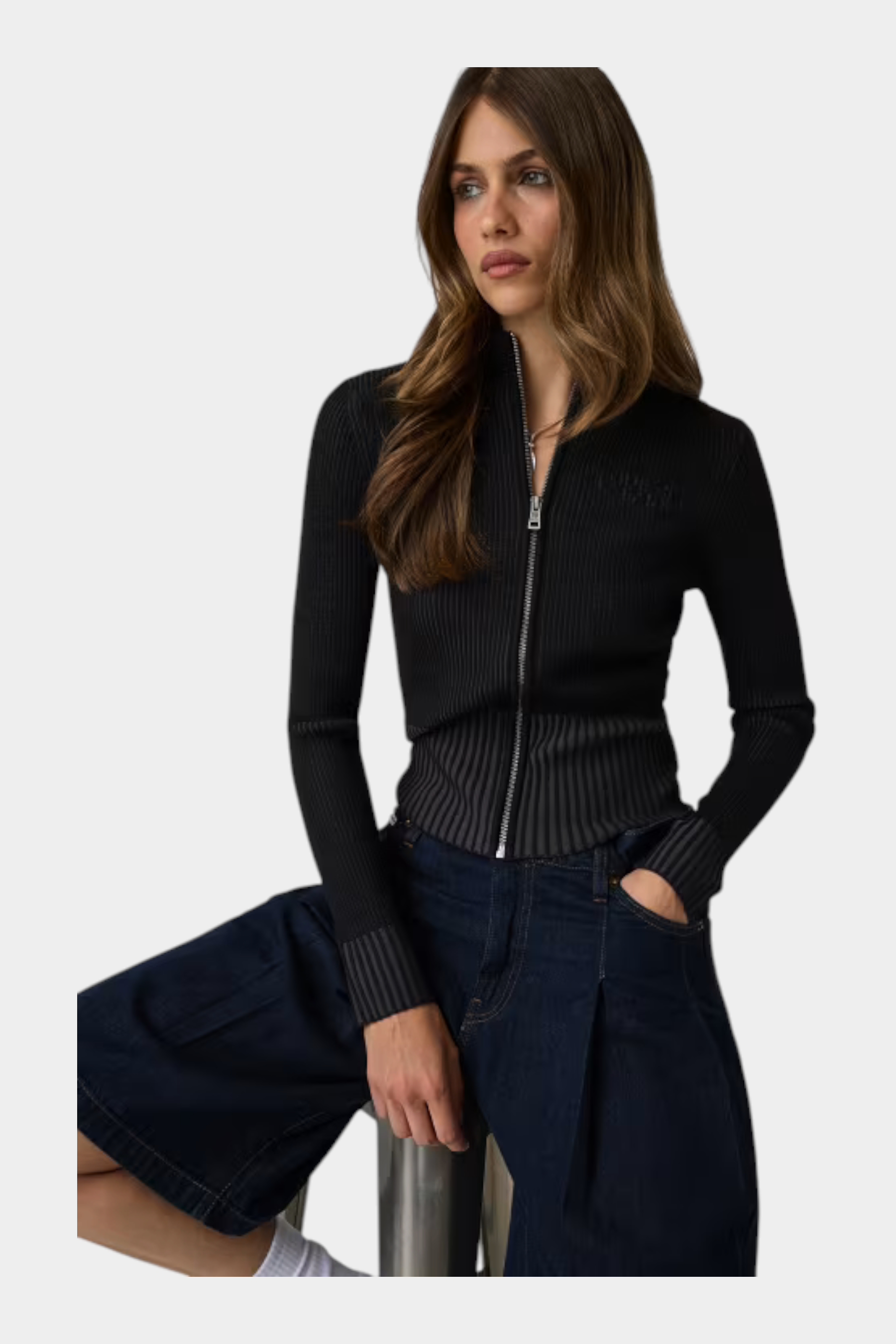 Modella indossa maglia full zip nera a coste Follower SRL in misto lana con vestibilità aderente e maniche lunghe