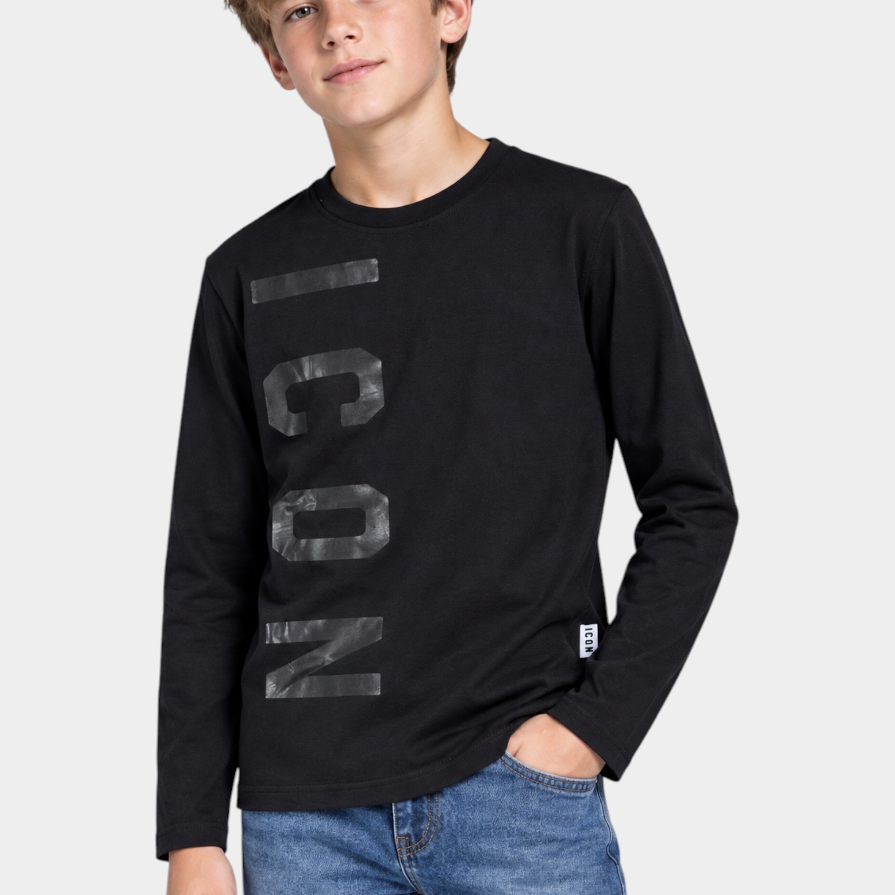 Ragazzo indossa una maglia a maniche lunghe nera Follower SRL con stampa ICON lucida e etichetta laterale